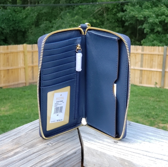 ⚠️LAST 1⚠️ Michael Kors Jet Set LG Phone Wristlet - Picture 3 of 5